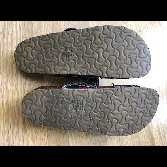 MADDEN GIRL New condition sandals size 6.5 - Picture 2 of 6